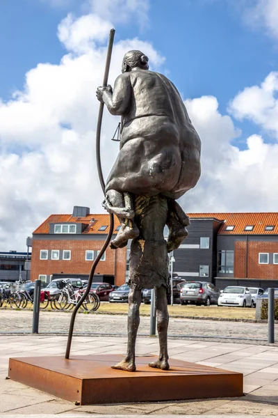Ringkobing, Danimarka - 15 Ağustos 2018: Bakirelerin en şişmanı yaşama aç bir çocuğun, şişman bir kadın tarafından Jens Galschiot taşıyan bir heykel.