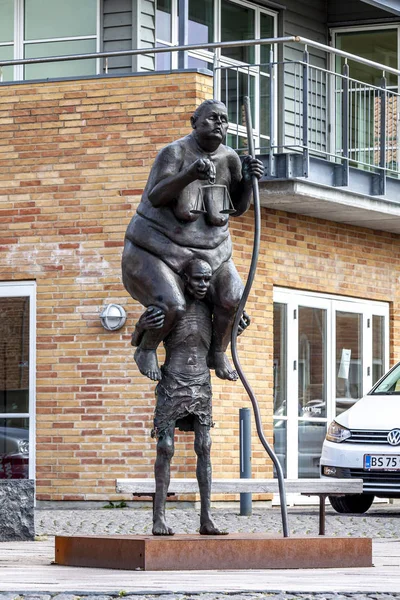 Ringkobing, Danimarka - 15 Ağustos 2018: Bakirelerin en şişmanı yaşama aç bir çocuğun, şişman bir kadın tarafından Jens Galschiot taşıyan bir heykel.
