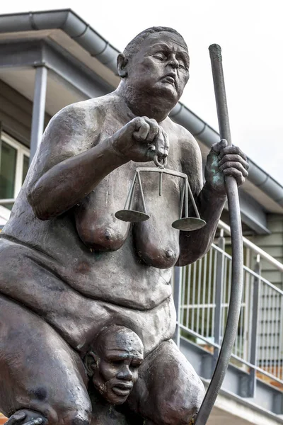 Ringkobing, Danimarka - 15 Ağustos 2018: Bakirelerin en şişmanı yaşama aç bir çocuğun, şişman bir kadın tarafından Jens Galschiot taşıyan bir heykel.