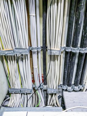 Leverkusen, Almanya - 06 Eylül 2018: Güç kablosu için bir bilgisayar ağ sunucu odası Close-up