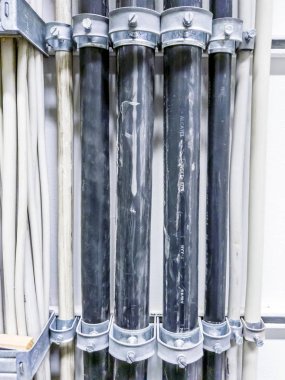 Leverkusen, Almanya - 06 Eylül 2018: Güç kablosu için bir bilgisayar ağ sunucu odası Close-up