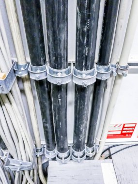 Leverkusen, Almanya - 06 Eylül 2018: Güç kablosu için bir bilgisayar ağ sunucu odası Close-up