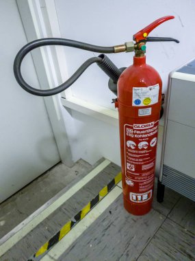 Leverkusen, Almanya - 06 Eylül 2018: yangın söndürücü bilgisayar ağ sunucu odasına kullanıma hazır