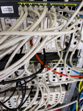 Leverkusen, Almanya - 06 Eylül 2018: yanıp sönen yeşil ışık endüstriyel ethernet ağ anahtarı çalışıyor