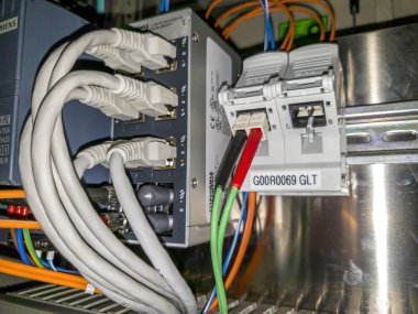 Leverkusen, Almanya - 06 Eylül 2018: yeşil ışıklar yanıp sönen endüstriyel ethernet ağ anahtarı çalışıyor