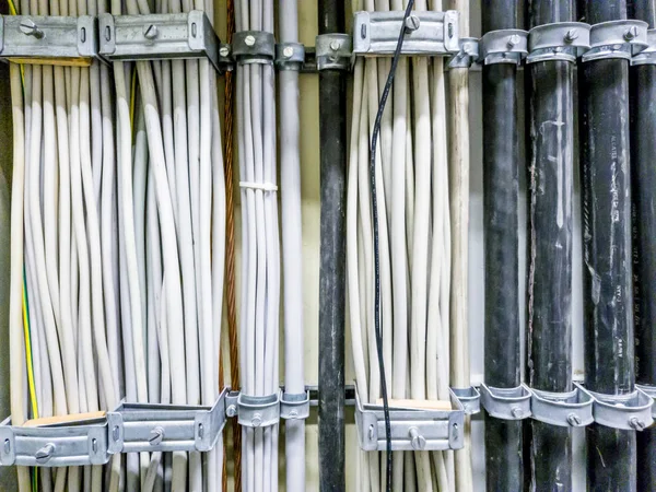Leverkusen, Německo - září 06 2018: Detail napájecí kabel pro počítačové sítě serveru místnosti — Stock fotografie