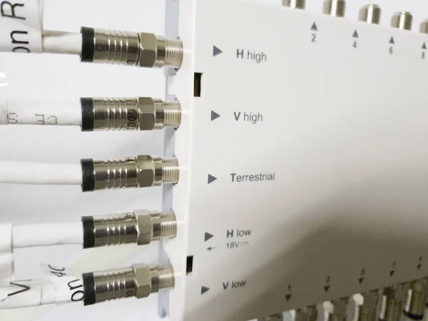 Leverkusen, Alemania - 06 de septiembre de 2018: El conmutador de red de televisión está funcionando mientras la luz verde parpadea — Foto de Stock