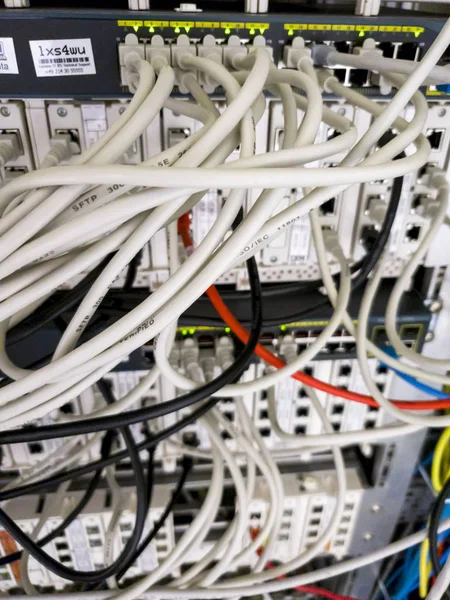 Leverkusen, Alemania - 06 de septiembre de 2018: El conmutador de red ethernet industrial funciona mientras la luz verde parpadea — Foto de Stock