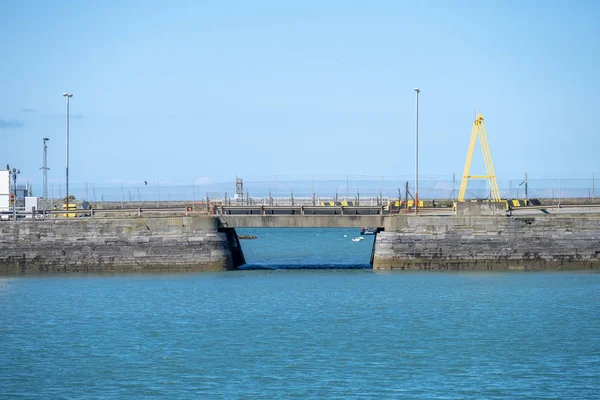 Bridge in the border area of holyhead harbour in Wales - Inited Kingdom — Stock Photo, Image