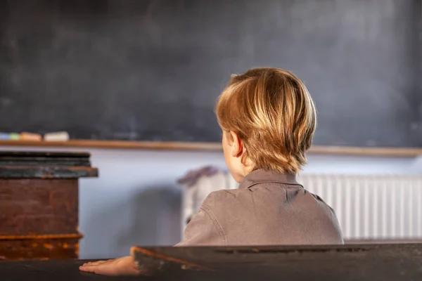 Konzept der öffentlichen Grundschulerziehung mit kleinen Jungen im Klassenzimmer — Stockfoto