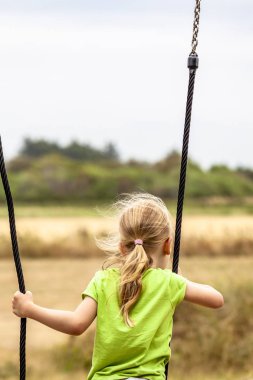 Küçük kız salıncak açık duran eğlenceli olması