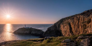 Galler'de Anglesey Güney yığın deniz feneri günbatımı