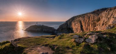 Galler'de Anglesey Güney yığın deniz feneri günbatımı