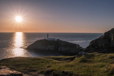 Galler'de Anglesey Güney yığın deniz feneri günbatımı