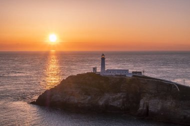 Galler'de Anglesey Güney yığın deniz feneri günbatımı