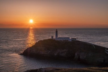 Galler - İngiltere Anglesey Güney yığın deniz feneri günbatımı