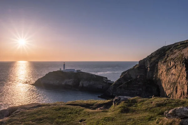 Matahari terbenam di selatan stack mercusuar di Anglesey di Wales — Stok Foto