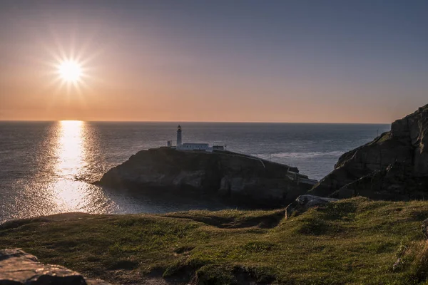 Matahari terbenam di selatan stack mercusuar di Anglesey di Wales — Stok Foto