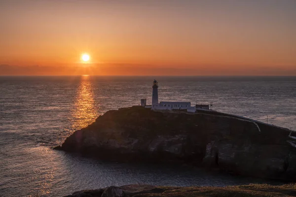 Ηλιοβασίλεμα Στο Φάρο Νότια Στοίβα Στο Anglesey Στην Ουαλία Ηνωμένο — Φωτογραφία Αρχείου