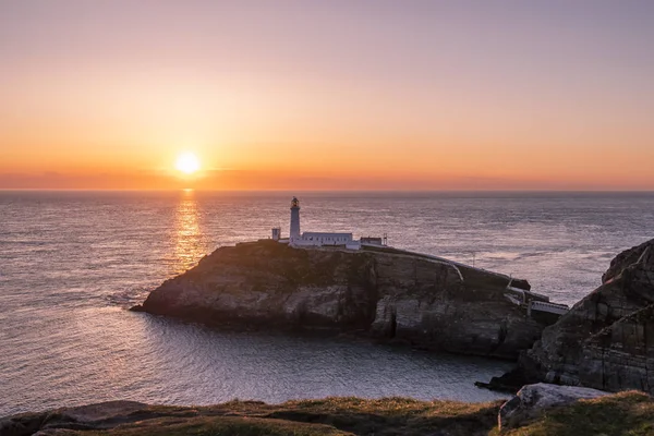 Ηλιοβασίλεμα στο Φάρο νότια στοίβα στο Anglesey στην Ουαλία — Φωτογραφία Αρχείου