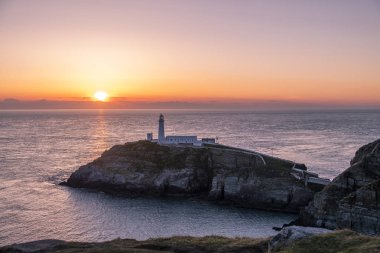 Galler'de Anglesey Güney yığın deniz feneri günbatımı