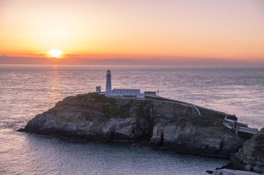 Galler'de Anglesey Güney yığın deniz feneri günbatımı