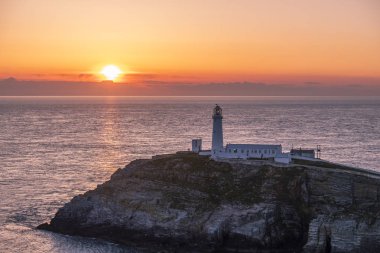Galler'de Anglesey Güney yığın deniz feneri günbatımı