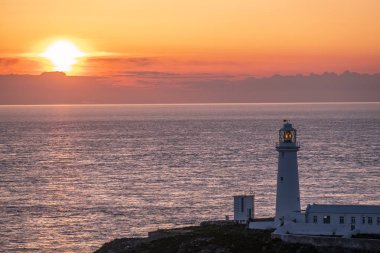 Galler'de Anglesey Güney yığın deniz feneri günbatımı