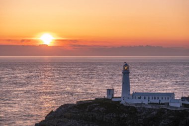 Galler'de Anglesey Güney yığın deniz feneri günbatımı