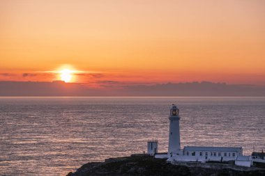 Galler'de Anglesey Güney yığın deniz feneri günbatımı