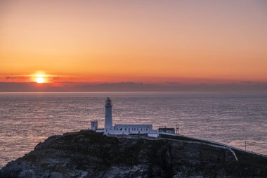 Galler'de Anglesey Güney yığın deniz feneri günbatımı