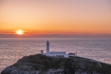 Galler'de Anglesey Güney yığın deniz feneri günbatımı