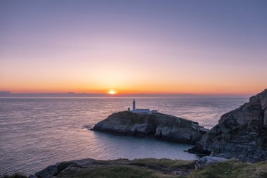 Galler'de Anglesey Güney yığın deniz feneri günbatımı