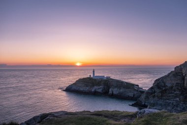 Galler'de Anglesey Güney yığın deniz feneri günbatımı