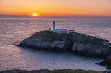 Galler'de Anglesey Güney yığın deniz feneri günbatımı