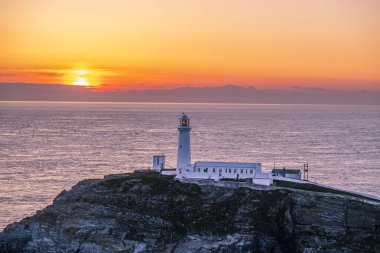 Galler'de Anglesey Güney yığın deniz feneri günbatımı