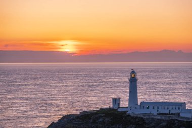 Galler'de Anglesey Güney yığın deniz feneri günbatımı