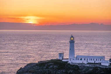 Galler'de Anglesey Güney yığın deniz feneri günbatımı