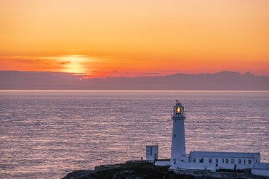 Galler'de Anglesey Güney yığın deniz feneri günbatımı
