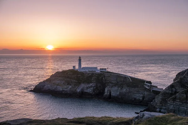 Galler'de Anglesey Güney yığın deniz feneri günbatımı