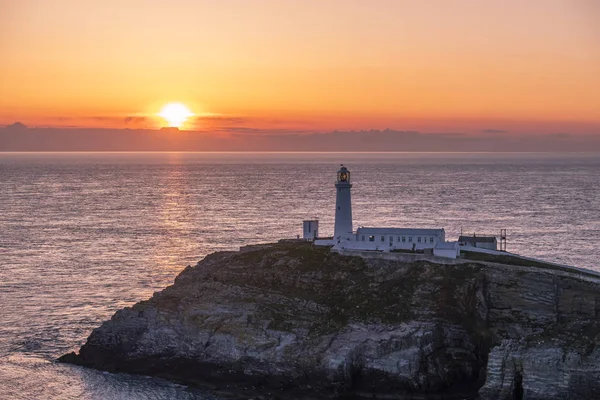 Naplemente a Dél verem világítótorony, Anglesey, Wales — Stock Fotó