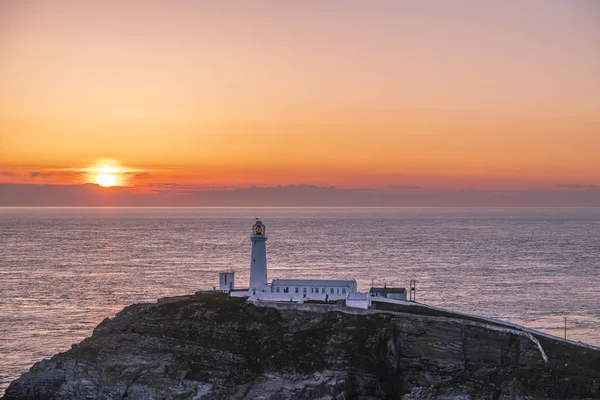 Zachód słońca w południe stosu latarni na Anglesey, Wales — Zdjęcie stockowe