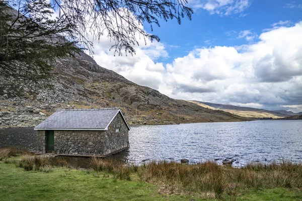 Rotten cottage at Ogwen valley with Llyn Ogwen in Snowdonia, Gwynedd, North Wales, UK - Great Britain, Europe — Stock Photo, Image