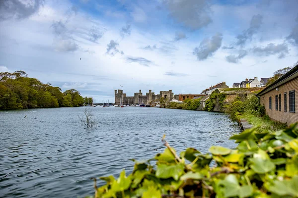 Castelo e marina em Caernarfon, Norte do País de Gales — Fotografia de Stock