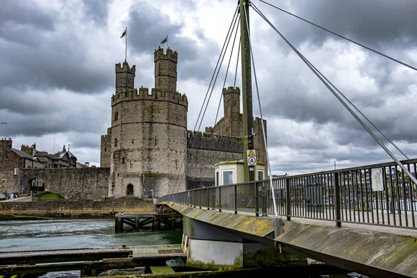 Kasteel en jachthaven van Caernarfon, Noord-Wales — Stockfoto