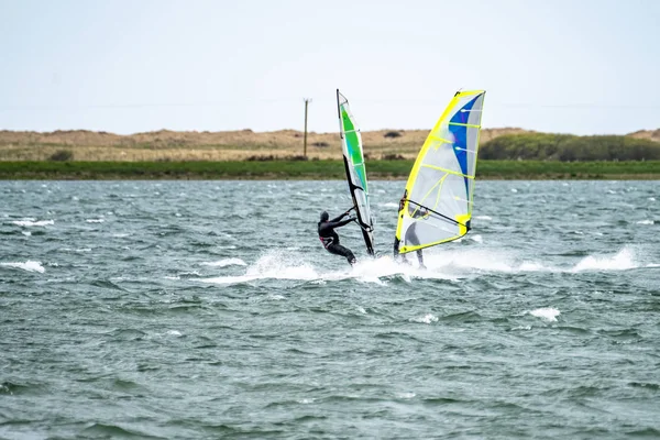 Planche à voile près de la ville de Caernarfon au Pays de Galles - Royaume-Uni — Photo