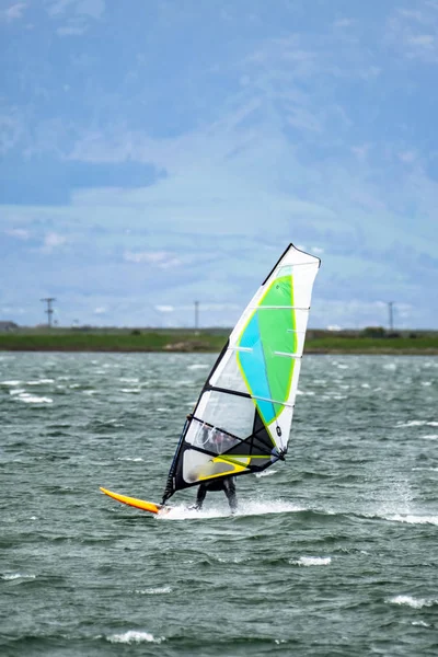 Muž windsurfingu nedaleko města Caernarfon v Wales - Velká Británie — Stock fotografie