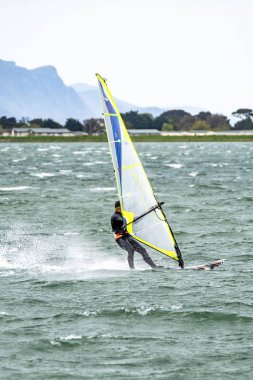 Galler - İngiltere Caernarfon şehir yakın Rüzgar Sörfü adam