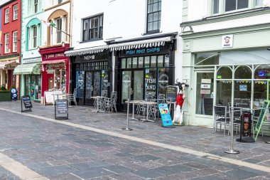 Caernarfon, Galler - 01 Mayıs 2018: Caernarfon rüzgarlı bir günde yağmur altında