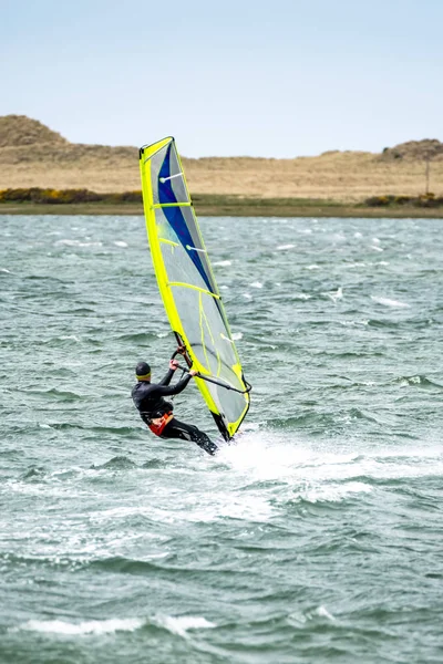 Planche à voile près de la ville de Caernarfon au Pays de Galles - Royaume-Uni — Photo